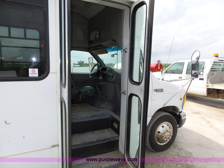 image for item K8477 1999 Ford Econoline E350 Super Duty shuttle bus
