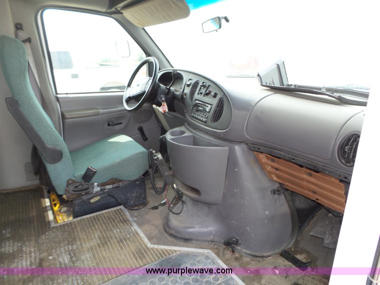 image for item K8477 1999 Ford Econoline E350 Super Duty shuttle bus