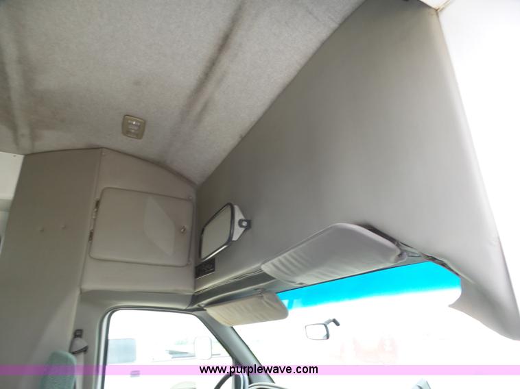 image for item K8477 1999 Ford Econoline E350 Super Duty shuttle bus