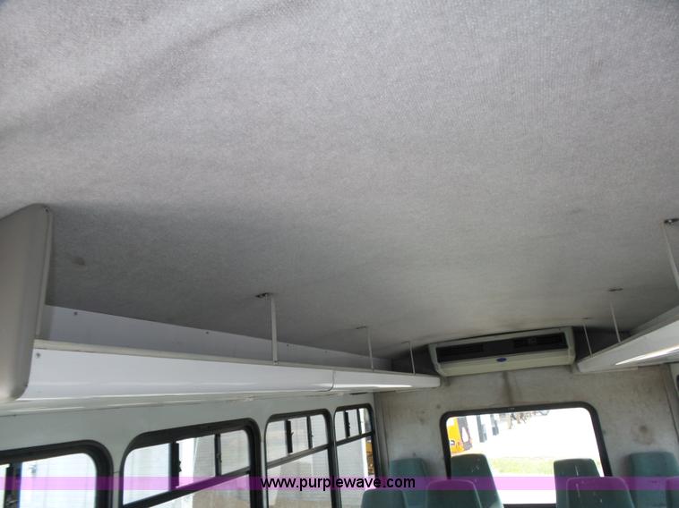 image for item K8477 1999 Ford Econoline E350 Super Duty shuttle bus