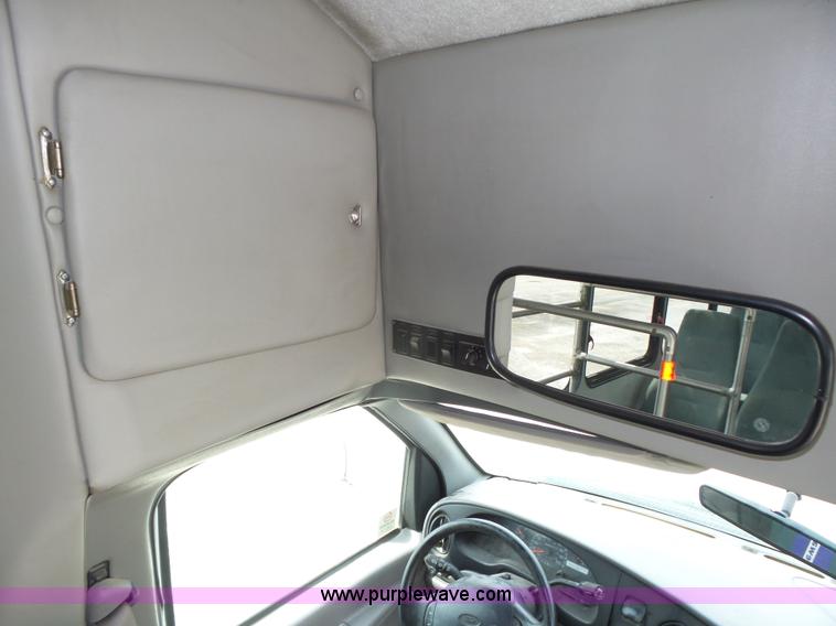 image for item K8477 1999 Ford Econoline E350 Super Duty shuttle bus