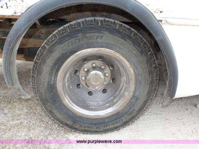 image for item K8477 1999 Ford Econoline E350 Super Duty shuttle bus