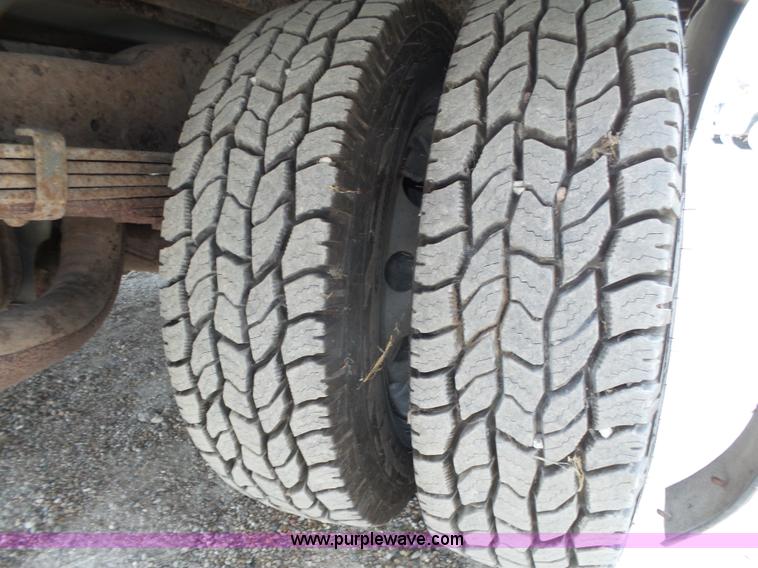 image for item K8477 1999 Ford Econoline E350 Super Duty shuttle bus