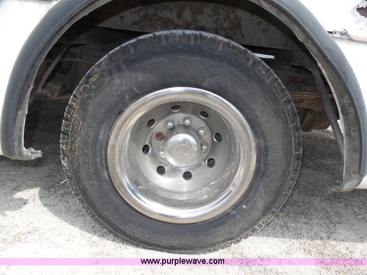 image for item K8477 1999 Ford Econoline E350 Super Duty shuttle bus