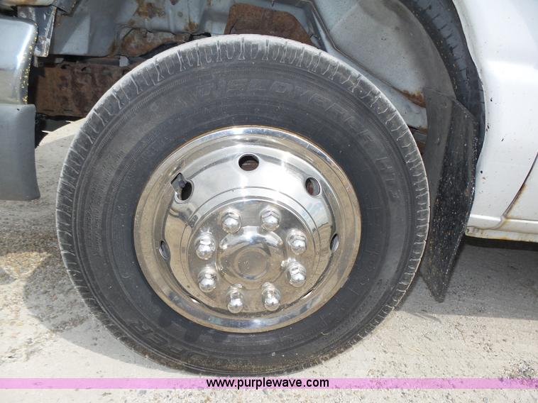 image for item K8477 1999 Ford Econoline E350 Super Duty shuttle bus