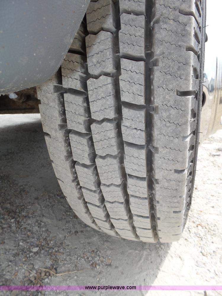 image for item K8477 1999 Ford Econoline E350 Super Duty shuttle bus