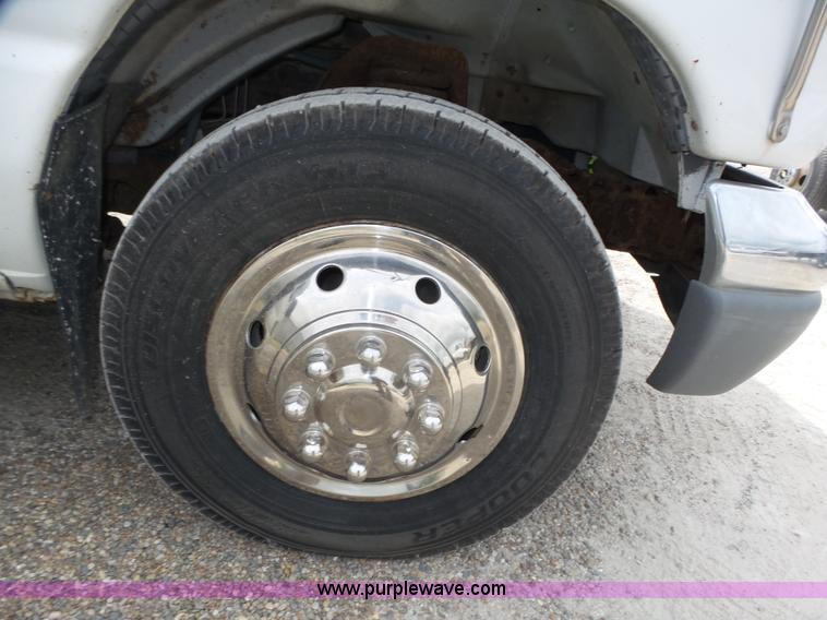 image for item K8477 1999 Ford Econoline E350 Super Duty shuttle bus