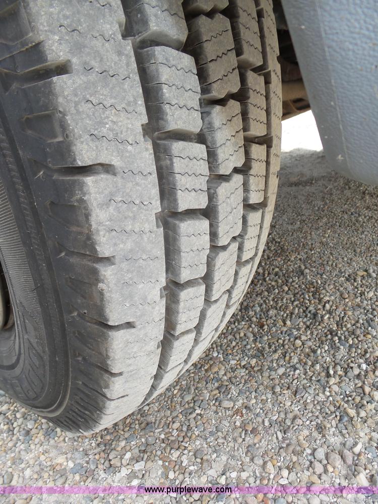 image for item K8477 1999 Ford Econoline E350 Super Duty shuttle bus