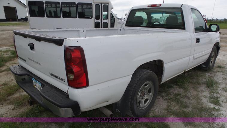 image for item K8478 2003 Chevrolet Silverado 1500 pickup truck