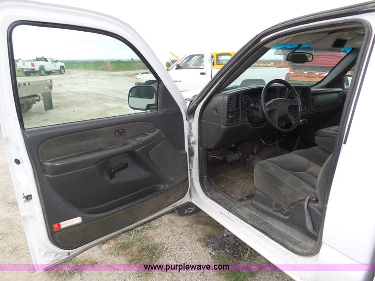 image for item K8478 2003 Chevrolet Silverado 1500 pickup truck