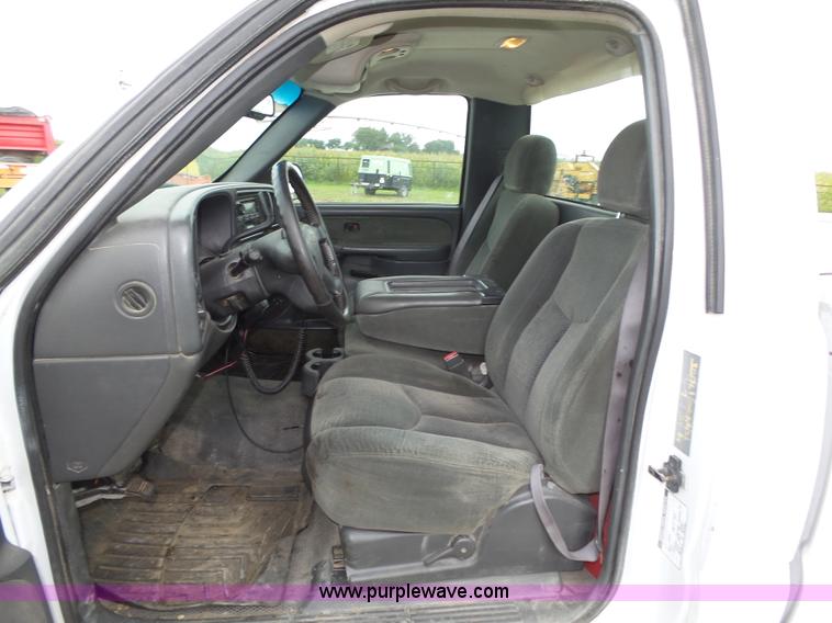 image for item K8478 2003 Chevrolet Silverado 1500 pickup truck