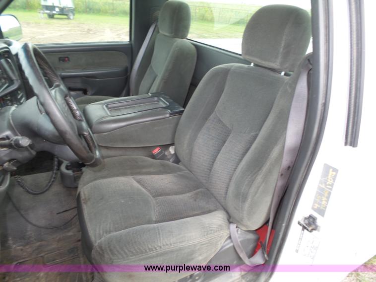 image for item K8478 2003 Chevrolet Silverado 1500 pickup truck