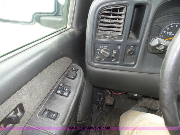 image for item K8478 2003 Chevrolet Silverado 1500 pickup truck