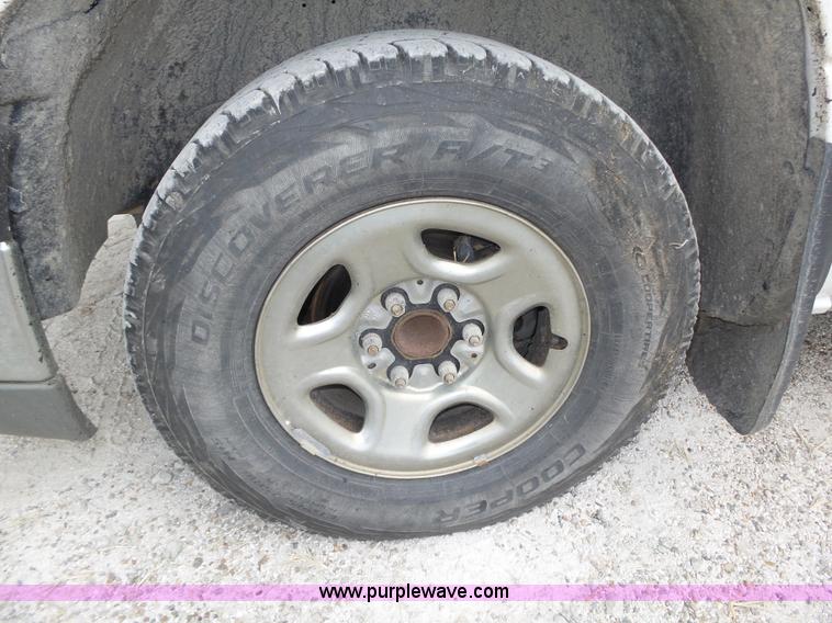 image for item K8478 2003 Chevrolet Silverado 1500 pickup truck