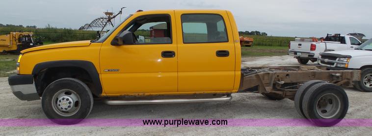 image for item K8479 2004 Chevrolet Silverado 3500 Crew Cab pickup truck cab and chassis