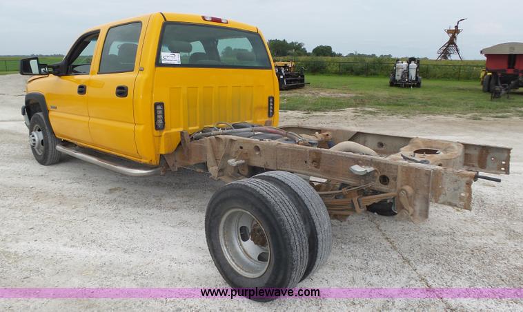 image for item K8479 2004 Chevrolet Silverado 3500 Crew Cab pickup truck cab and chassis