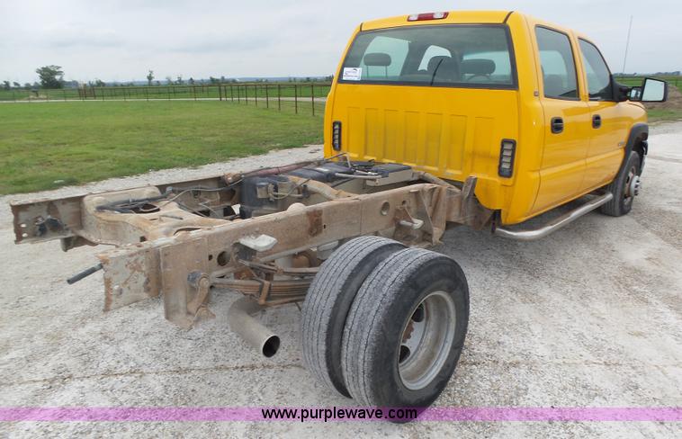 image for item K8479 2004 Chevrolet Silverado 3500 Crew Cab pickup truck cab and chassis
