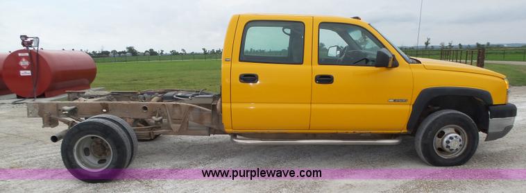 image for item K8479 2004 Chevrolet Silverado 3500 Crew Cab pickup truck cab and chassis