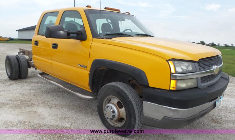 image for item K8479 2004 Chevrolet Silverado 3500 Crew Cab pickup truck cab and chassis