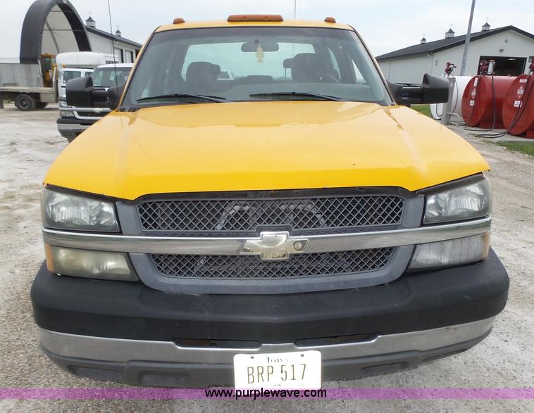 image for item K8479 2004 Chevrolet Silverado 3500 Crew Cab pickup truck cab and chassis