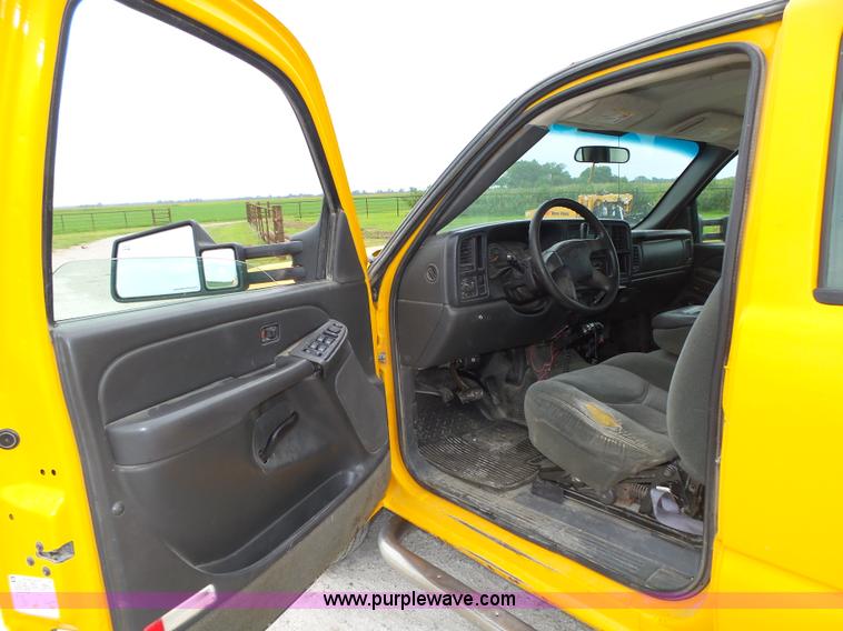 image for item K8479 2004 Chevrolet Silverado 3500 Crew Cab pickup truck cab and chassis