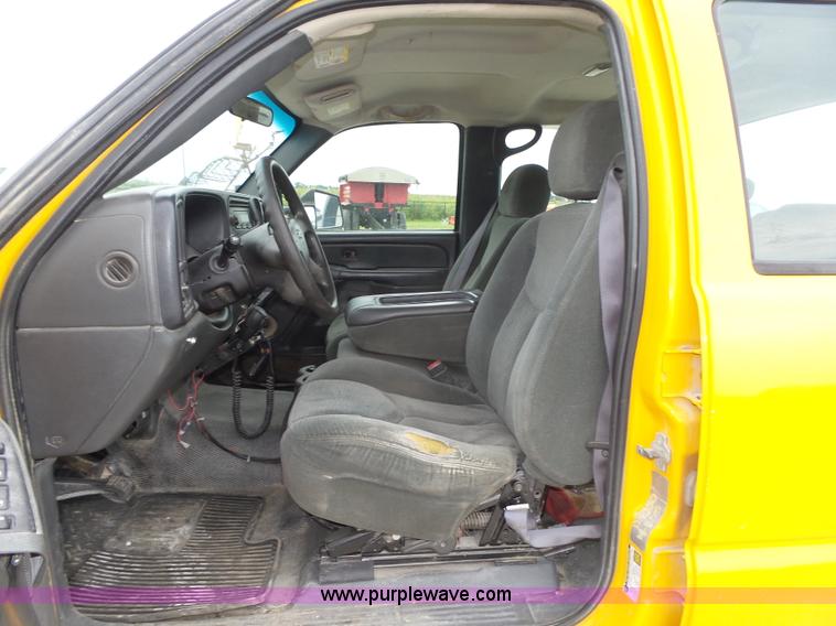 image for item K8479 2004 Chevrolet Silverado 3500 Crew Cab pickup truck cab and chassis