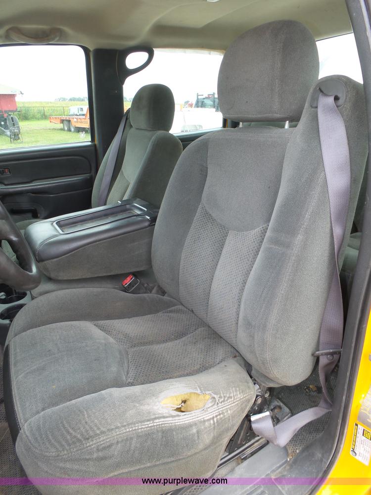 image for item K8479 2004 Chevrolet Silverado 3500 Crew Cab pickup truck cab and chassis