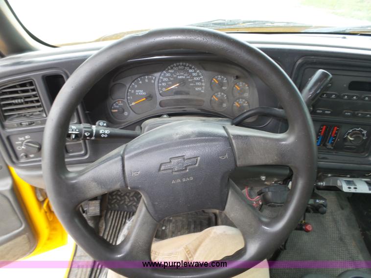 image for item K8479 2004 Chevrolet Silverado 3500 Crew Cab pickup truck cab and chassis