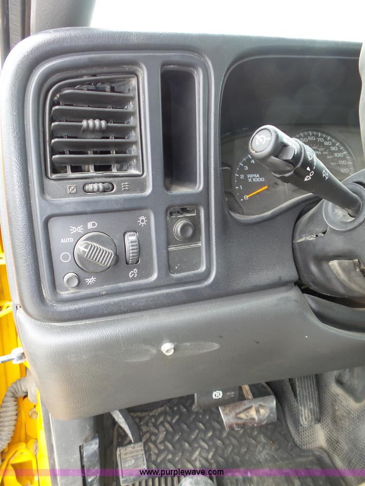 image for item K8479 2004 Chevrolet Silverado 3500 Crew Cab pickup truck cab and chassis