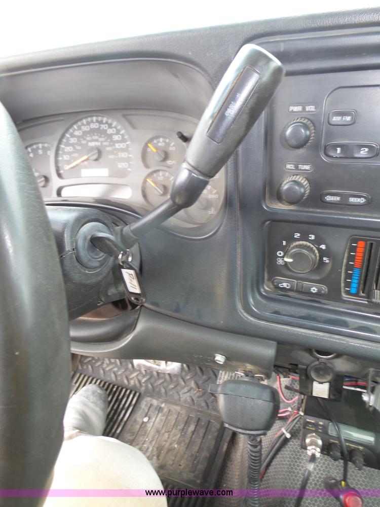 image for item K8479 2004 Chevrolet Silverado 3500 Crew Cab pickup truck cab and chassis