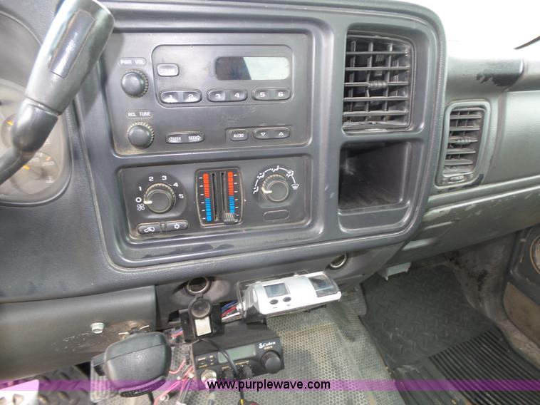 image for item K8479 2004 Chevrolet Silverado 3500 Crew Cab pickup truck cab and chassis