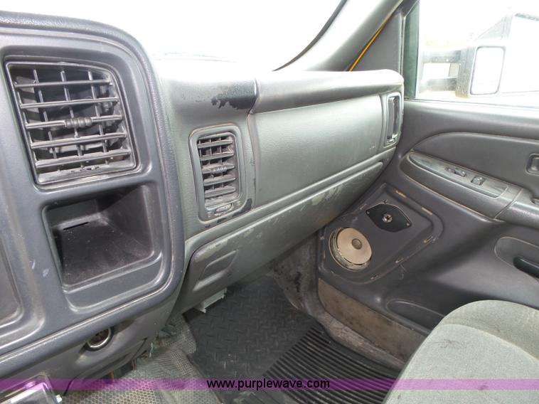 image for item K8479 2004 Chevrolet Silverado 3500 Crew Cab pickup truck cab and chassis