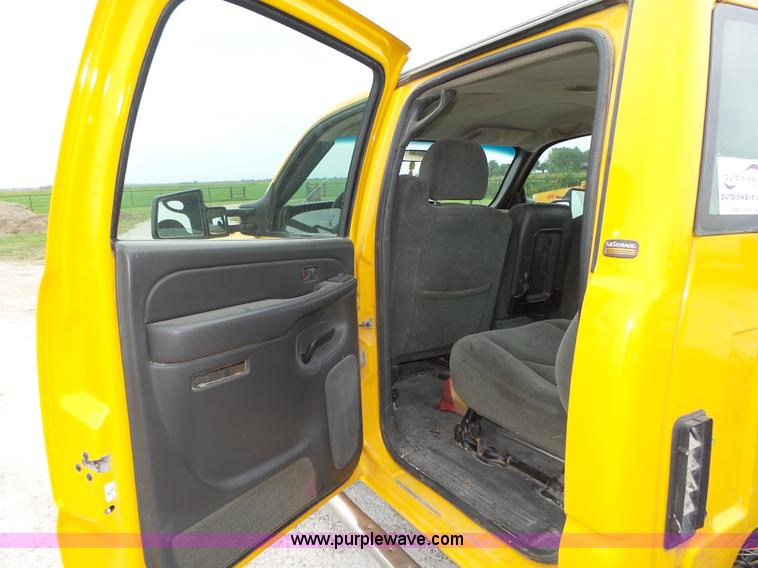 image for item K8479 2004 Chevrolet Silverado 3500 Crew Cab pickup truck cab and chassis