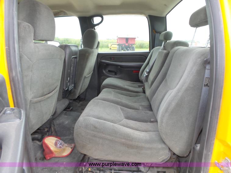 image for item K8479 2004 Chevrolet Silverado 3500 Crew Cab pickup truck cab and chassis