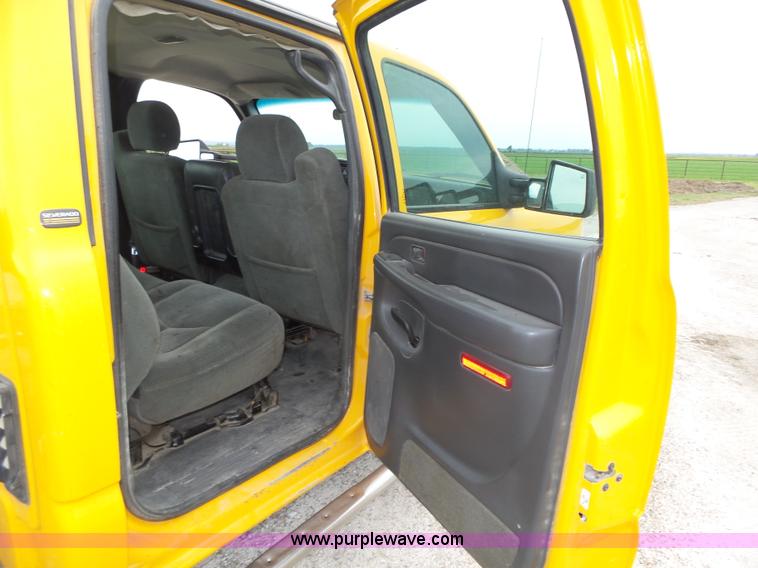 image for item K8479 2004 Chevrolet Silverado 3500 Crew Cab pickup truck cab and chassis