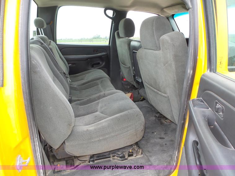 image for item K8479 2004 Chevrolet Silverado 3500 Crew Cab pickup truck cab and chassis