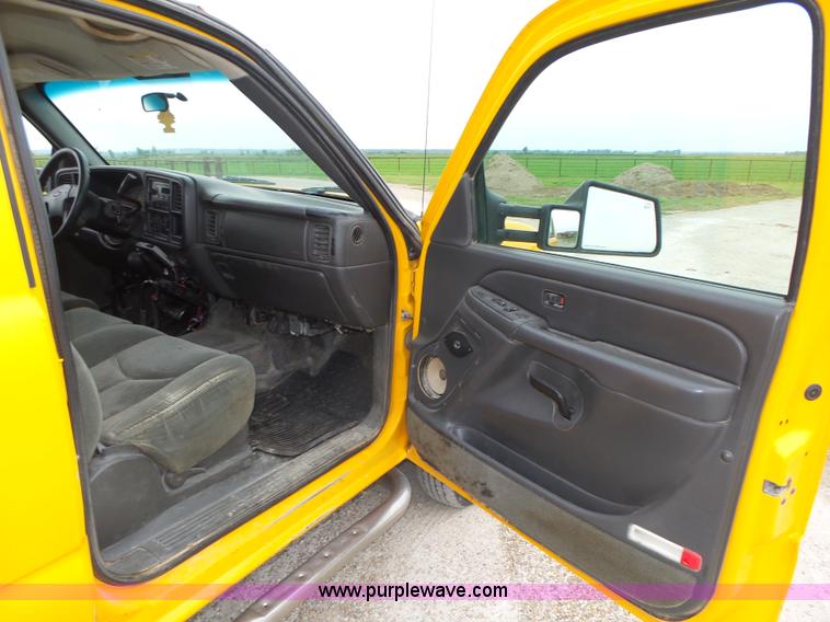 image for item K8479 2004 Chevrolet Silverado 3500 Crew Cab pickup truck cab and chassis