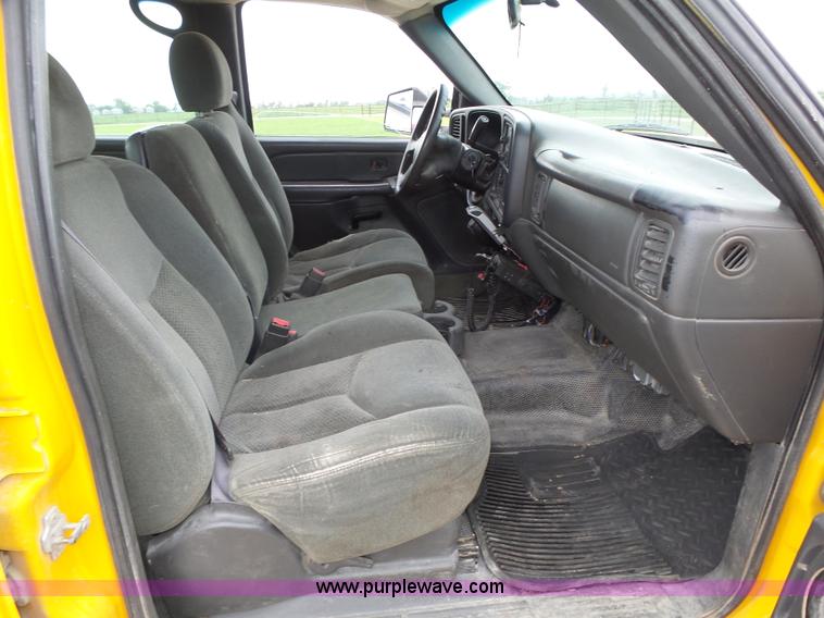 image for item K8479 2004 Chevrolet Silverado 3500 Crew Cab pickup truck cab and chassis