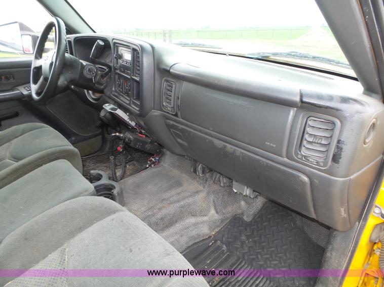 image for item K8479 2004 Chevrolet Silverado 3500 Crew Cab pickup truck cab and chassis