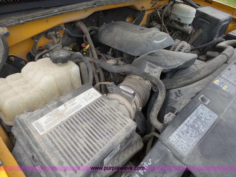 image for item K8479 2004 Chevrolet Silverado 3500 Crew Cab pickup truck cab and chassis