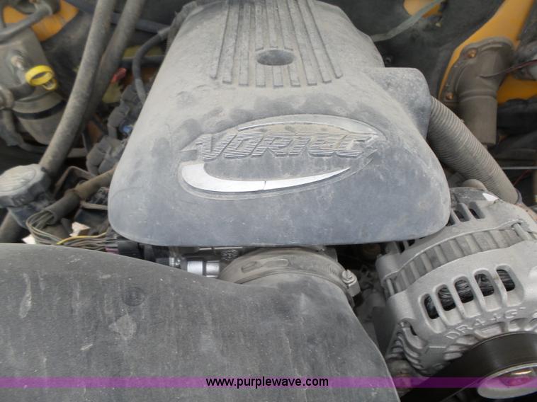 image for item K8479 2004 Chevrolet Silverado 3500 Crew Cab pickup truck cab and chassis