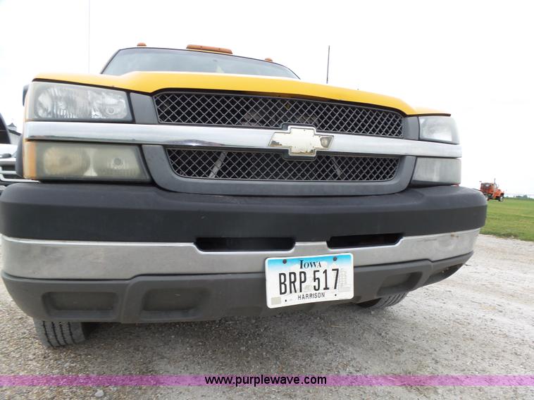 image for item K8479 2004 Chevrolet Silverado 3500 Crew Cab pickup truck cab and chassis