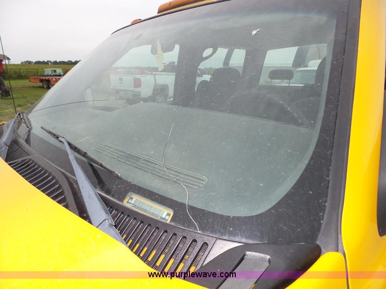 image for item K8479 2004 Chevrolet Silverado 3500 Crew Cab pickup truck cab and chassis