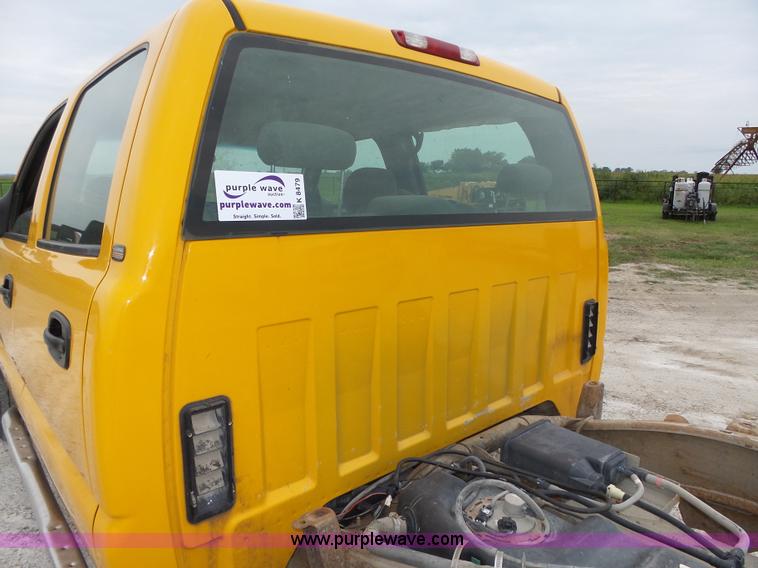 image for item K8479 2004 Chevrolet Silverado 3500 Crew Cab pickup truck cab and chassis