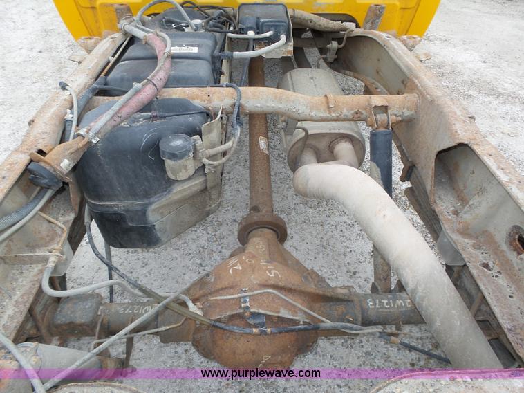 image for item K8479 2004 Chevrolet Silverado 3500 Crew Cab pickup truck cab and chassis