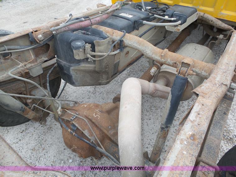 image for item K8479 2004 Chevrolet Silverado 3500 Crew Cab pickup truck cab and chassis