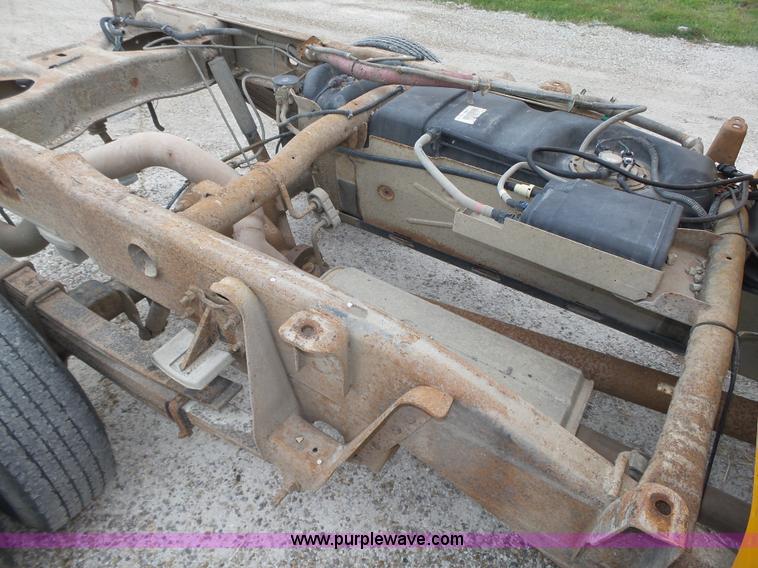 image for item K8479 2004 Chevrolet Silverado 3500 Crew Cab pickup truck cab and chassis