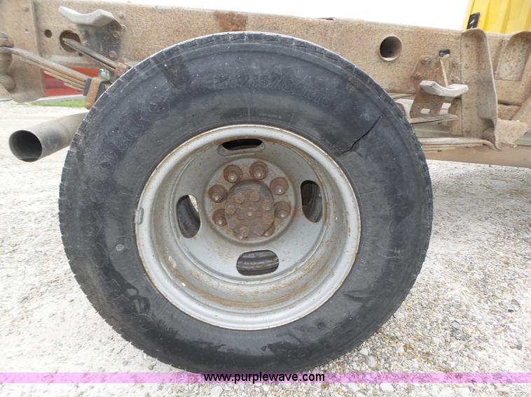 image for item K8479 2004 Chevrolet Silverado 3500 Crew Cab pickup truck cab and chassis