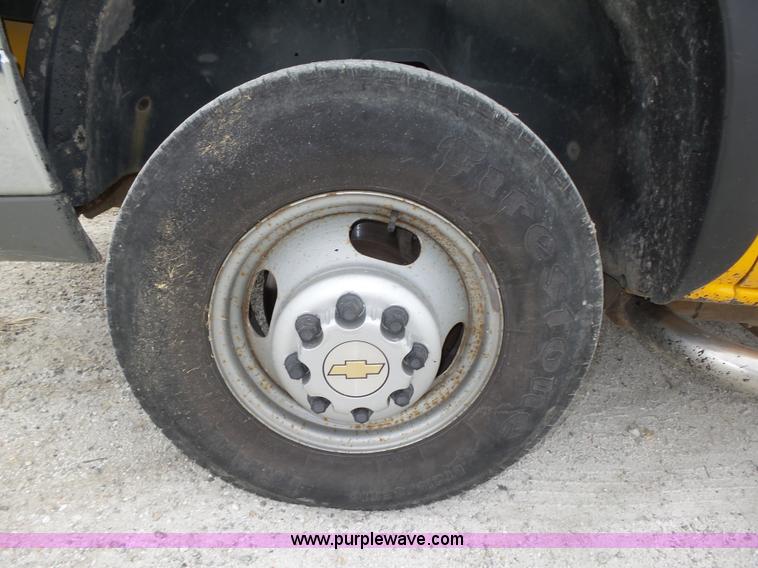 image for item K8479 2004 Chevrolet Silverado 3500 Crew Cab pickup truck cab and chassis