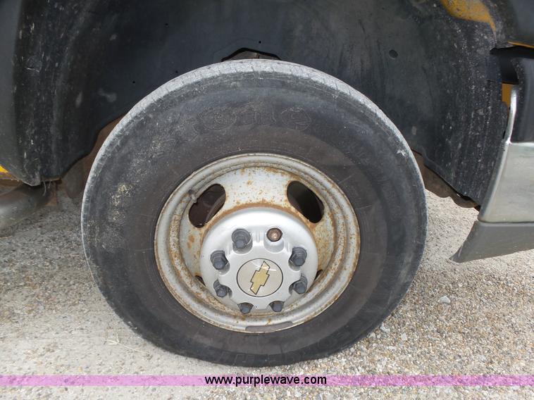 image for item K8479 2004 Chevrolet Silverado 3500 Crew Cab pickup truck cab and chassis